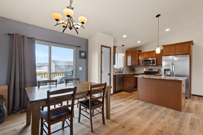 Building Photo - 4 BED | 3 BATH | DOUBLE GARAGE | RAPID VALLEY