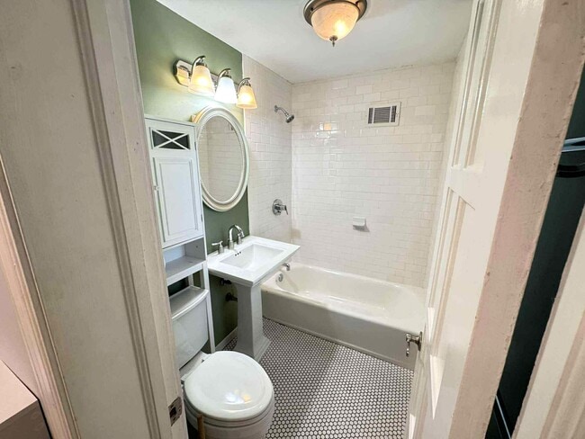 Building Photo - 400 E 65th St