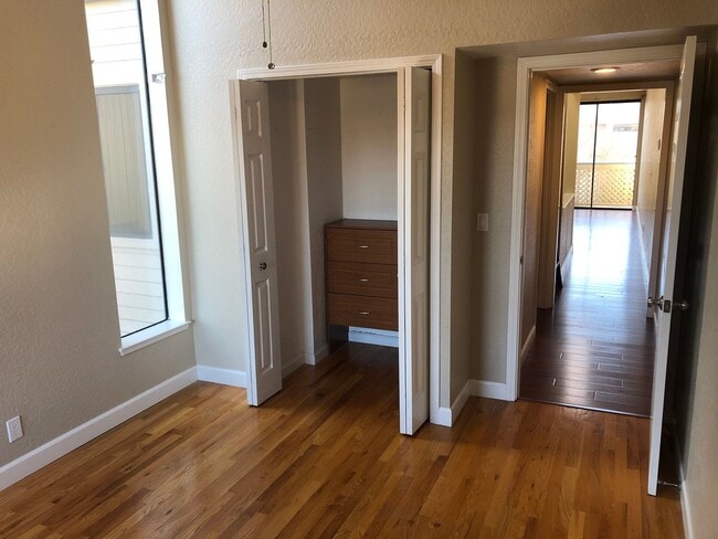 Building Photo - 2Br/2Ba - 1 Car Garage Townhouse in the He...