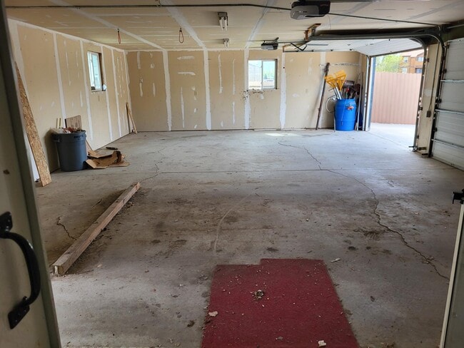 Building Photo - 200 Valley View Dr
