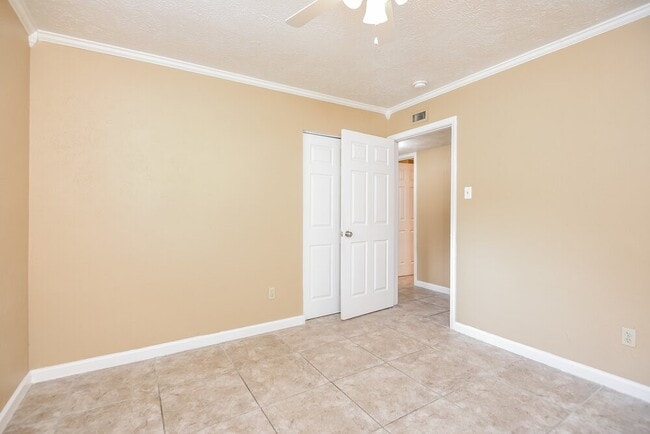 Building Photo - 14606 Leacrest Dr