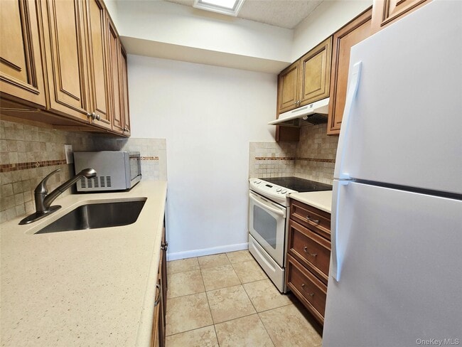 Building Photo - 142 Main St