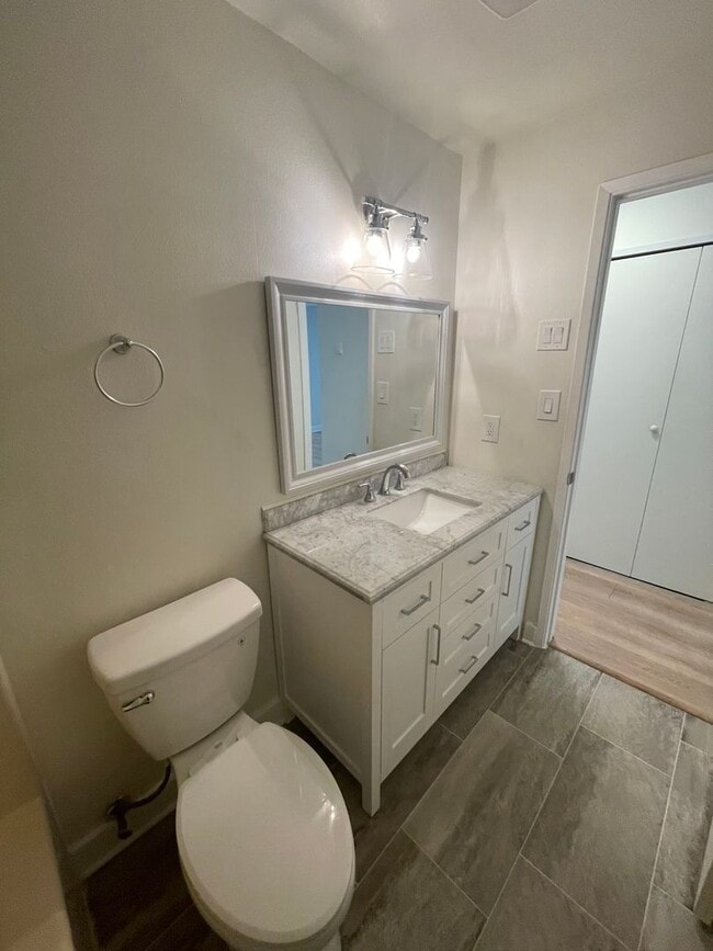 Building Photo - 2 bedroom, 2 bath condo near Greenwood.