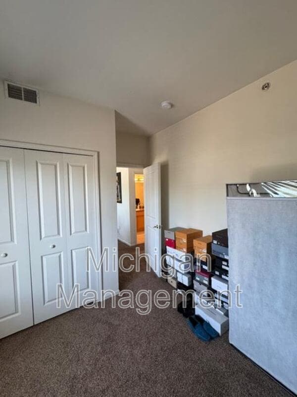 Building Photo - 2725 E Maple Rd