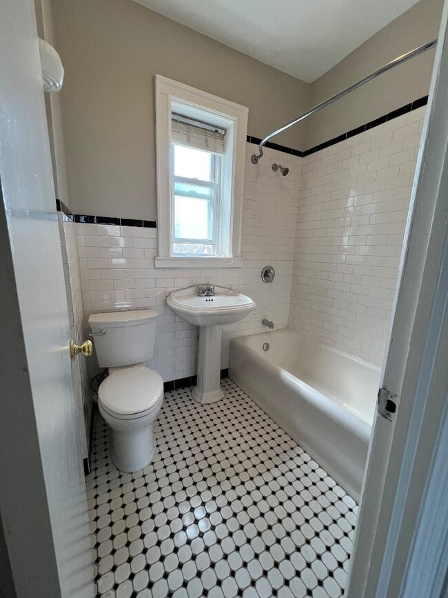 Building Photo - 122 W 39th St