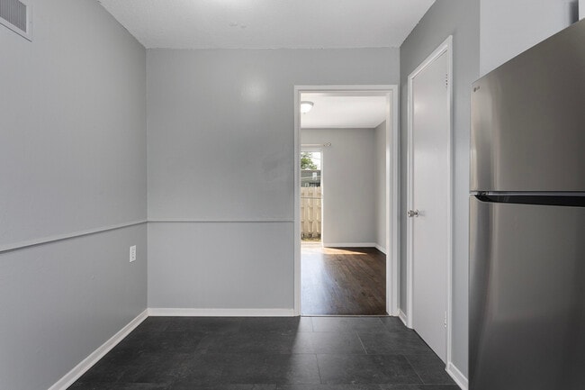 Building Photo - 421 W 87 Pl