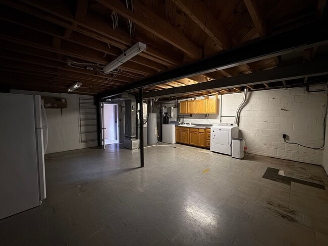 Building Photo - Gorgeous 4 Bed 3 Bath Home Sitting On Spac...