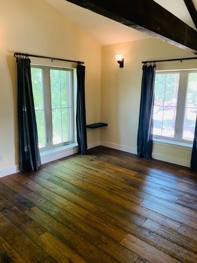 Building Photo - Stunning Luxury Home in Sunnyside