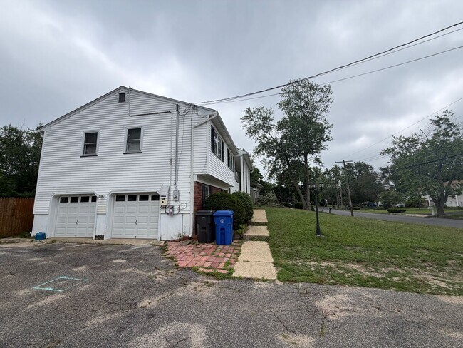 Building Photo - 536 Skylark Dr