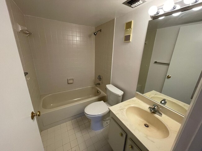 Building Photo - Calusa 403DN