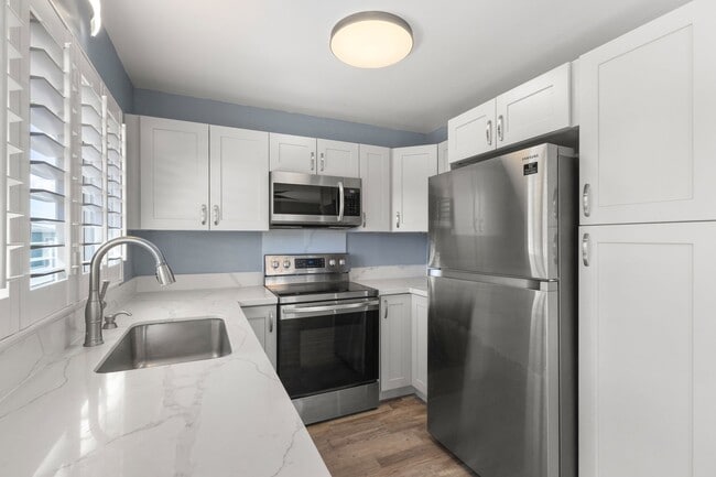 Building Photo - Discover this top-floor, two-bedroom, one-...