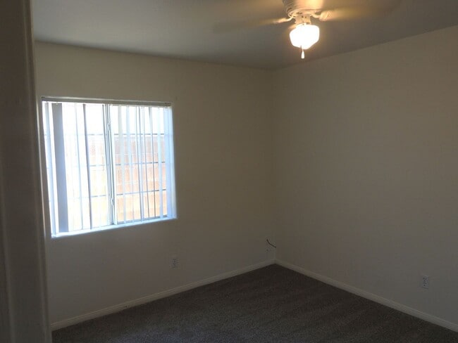 Building Photo - Centrally Located