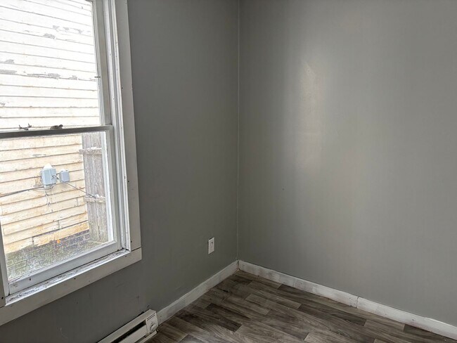 Building Photo - 2 Bedroom House