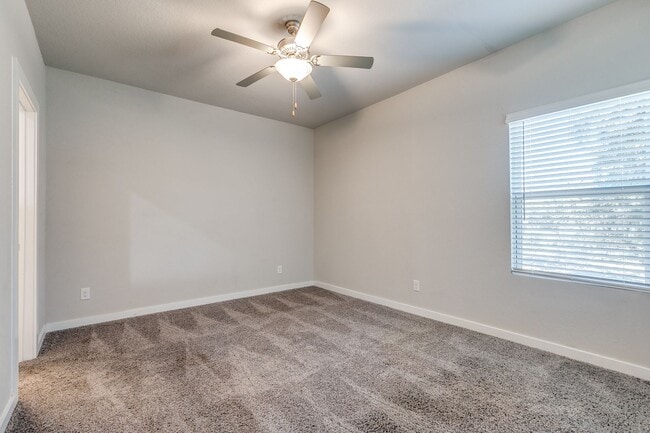 Building Photo - 3-BEDROOM TOWNHOME-STYLE DUPLEX