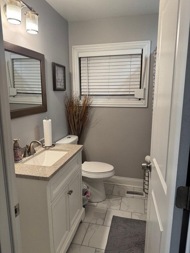 Building Photo - 1216 W 95th Pl