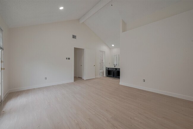 Building Photo - 15934 Barbarossa Dr