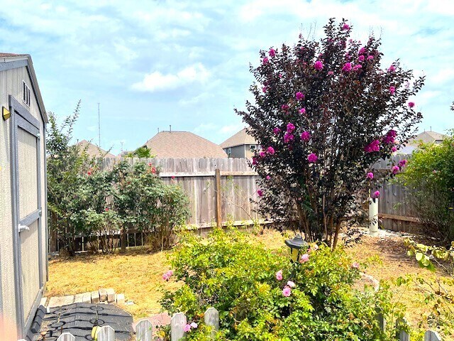 Building Photo - Great Location, wonderful Schools, 1 Block...