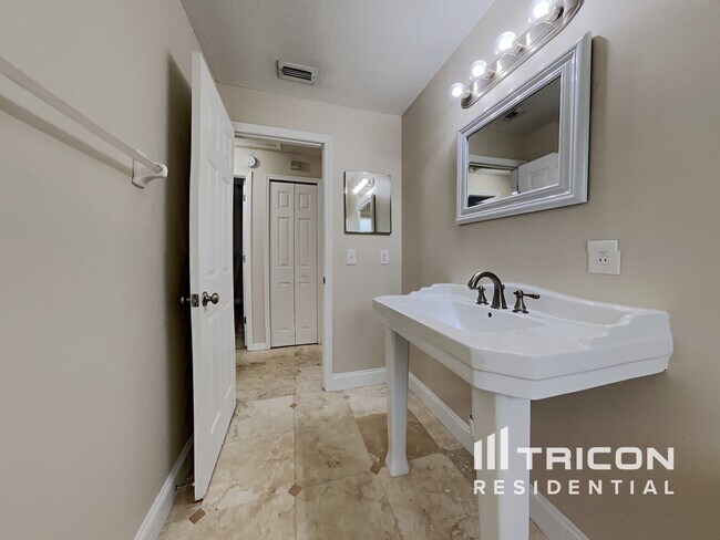 Building Photo - 367 Masson Ct