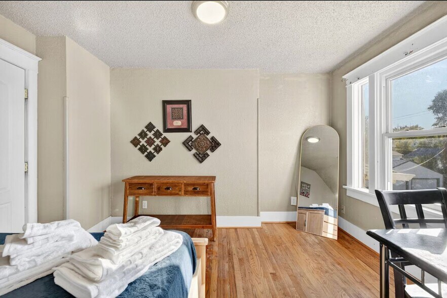 Building Photo - 1821 6th Ave