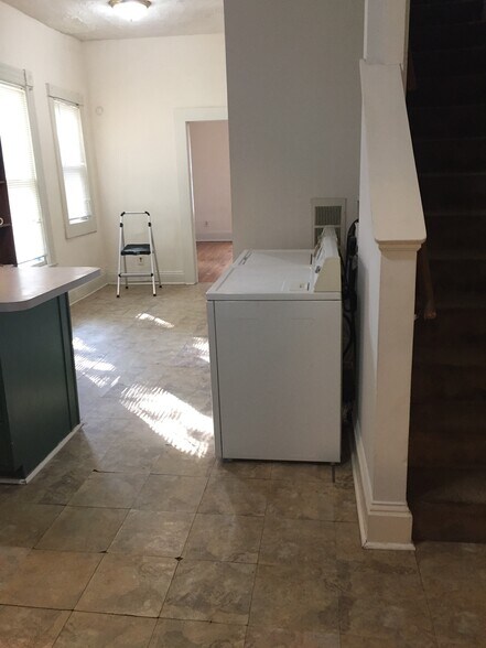 Building Photo - 325 Oldham Ave