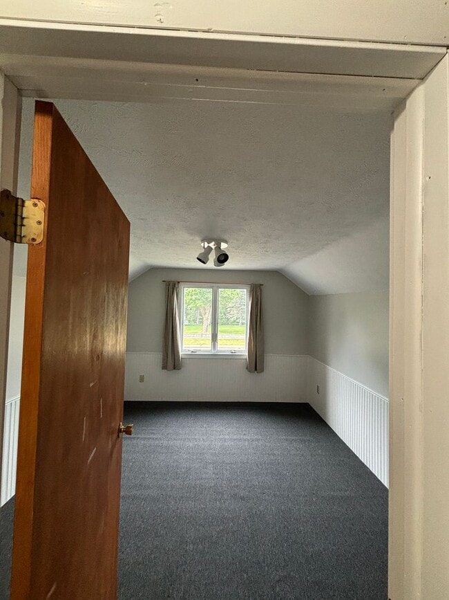 Building Photo - Spacious Home in Gaylord