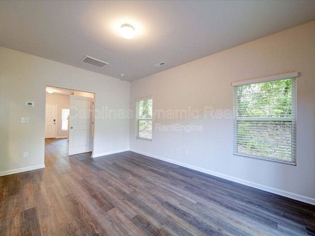 Building Photo - 916 S Battleground Ave