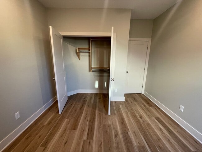 Building Photo - 1823/25 Hickory Creek