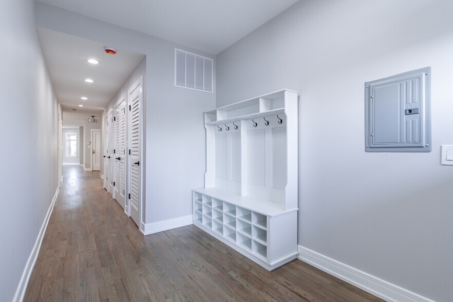 Building Photo - 2641 W Carmen Ave