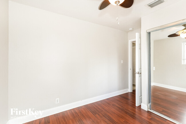 Building Photo - 3763 SW 17th St