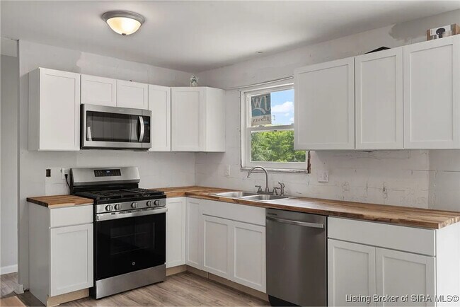 Building Photo - 456 Thompson St