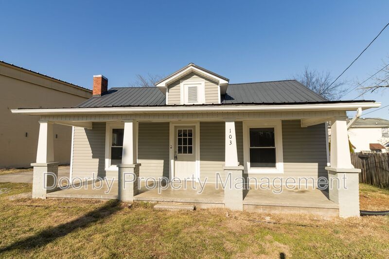 Building Photo - 103 Farris St NE