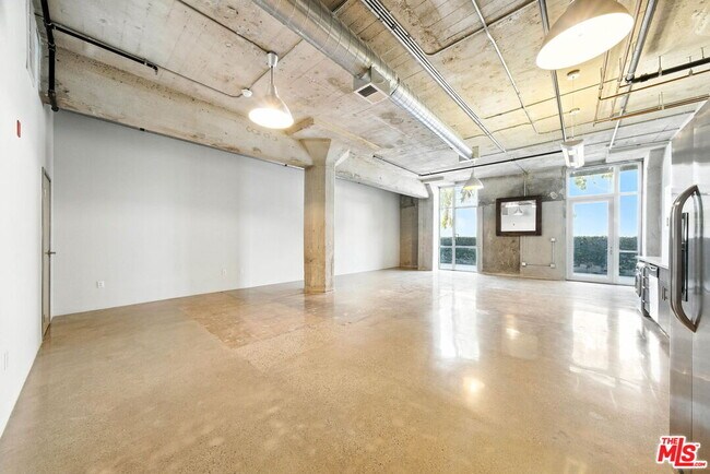 Building Photo - 825 East 4th St