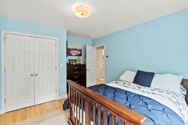 Building Photo - Spacious Kent Home | 6 Bed | 4 Bath | 4,000 Sf | Front Porch + Backyard | Detached 4-Car Garage