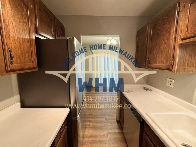 Building Photo - W170S7397 Parkland Dr