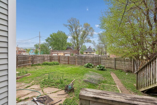 Building Photo - 2 Bedroom In Field Club!!
