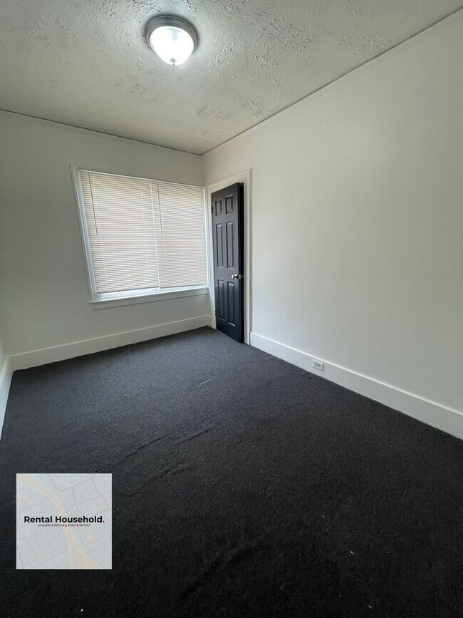 Building Photo - Huge 4 Bedroom Colonial