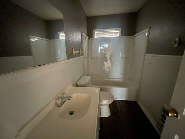 Building Photo - 5345 E Parkway Dr