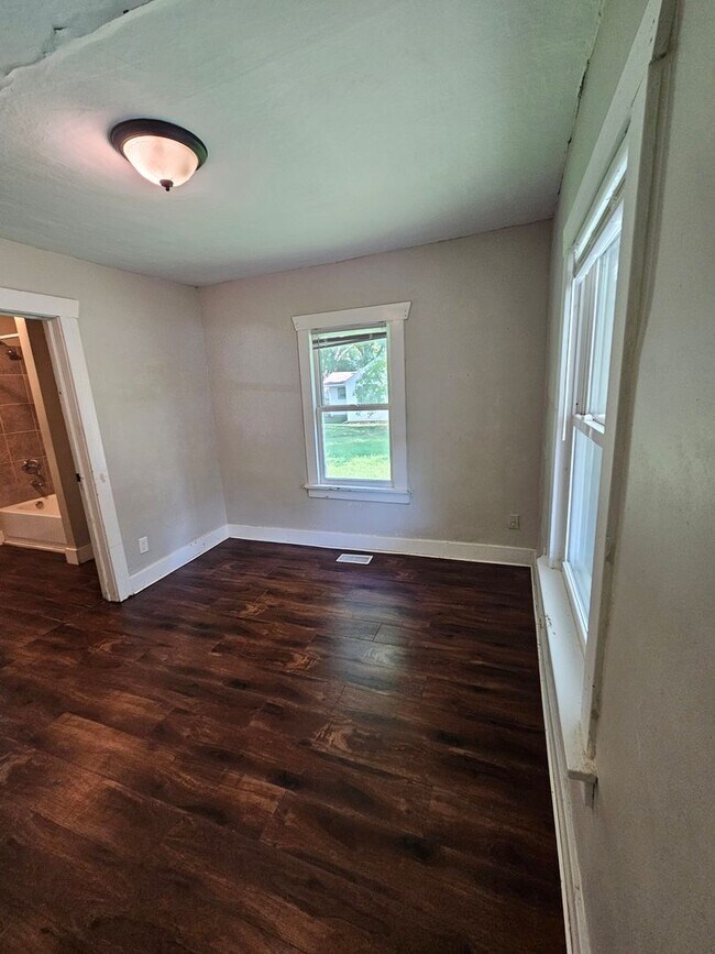 Building Photo - 2 bedroom | 1 Bathroom Home | Pets Welcome!