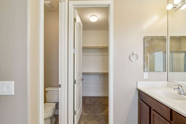 Building Photo - Welcome to this Charming 5 bedroom, 3.5 ba...