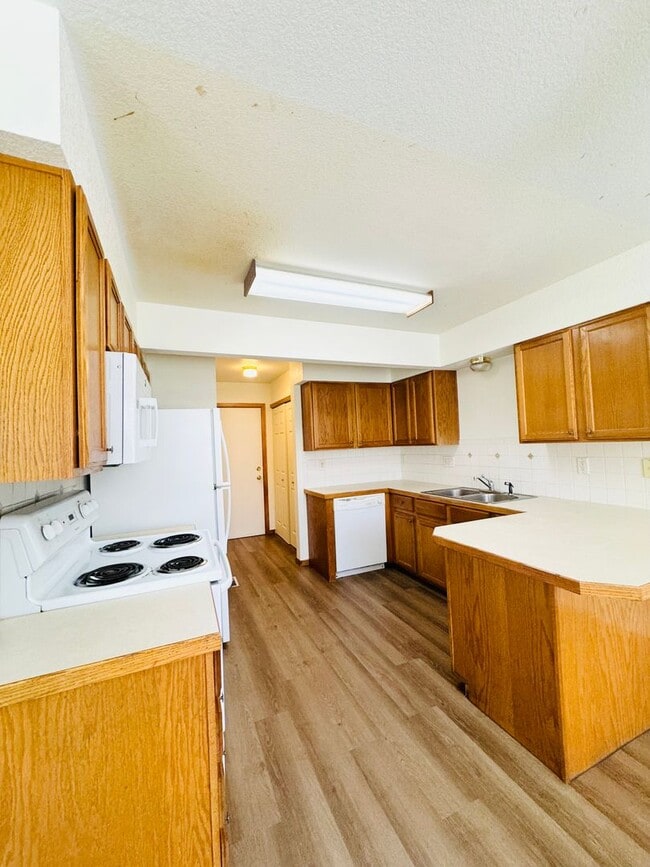 Building Photo - Wonderful 2 Story 3 Bedroom 2.5 Bath Townhome With Attached 2 Car Garage Near Lake Loveland in Lo...