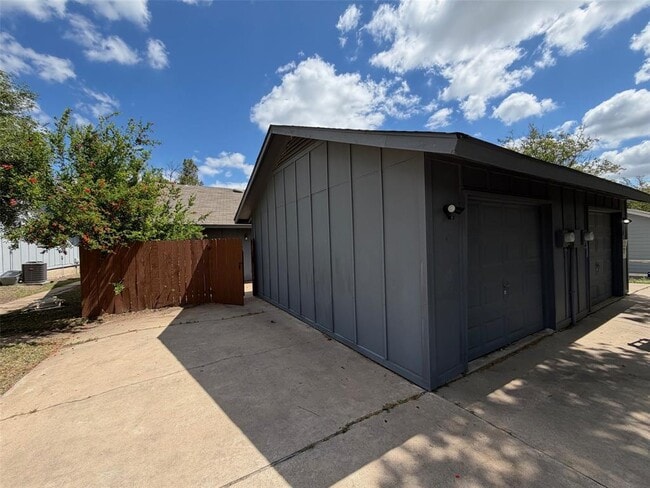 Building Photo - 317 W William Cannon Dr