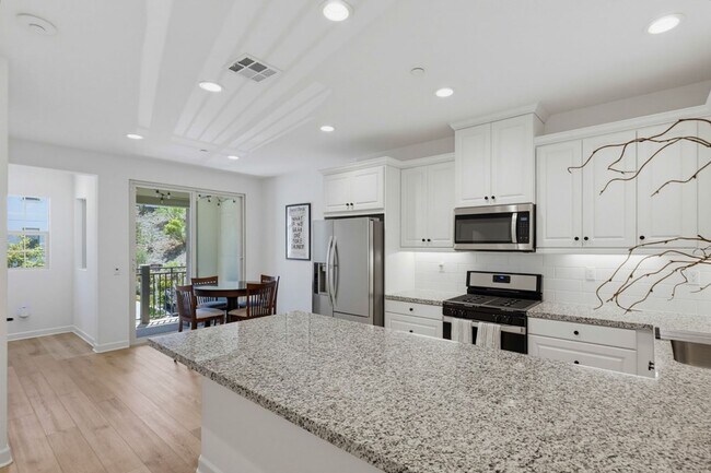 Building Photo - 956 Blackstone Dr