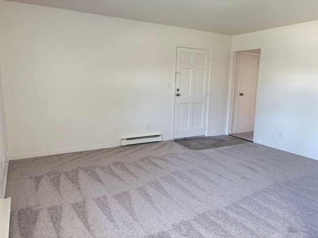 Building Photo - Large 2 bedroom apartment with washer/drye...