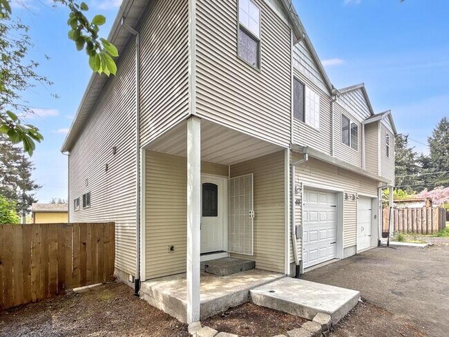 Building Photo - Spacious 3-Bedroom Townhome with Convenien...