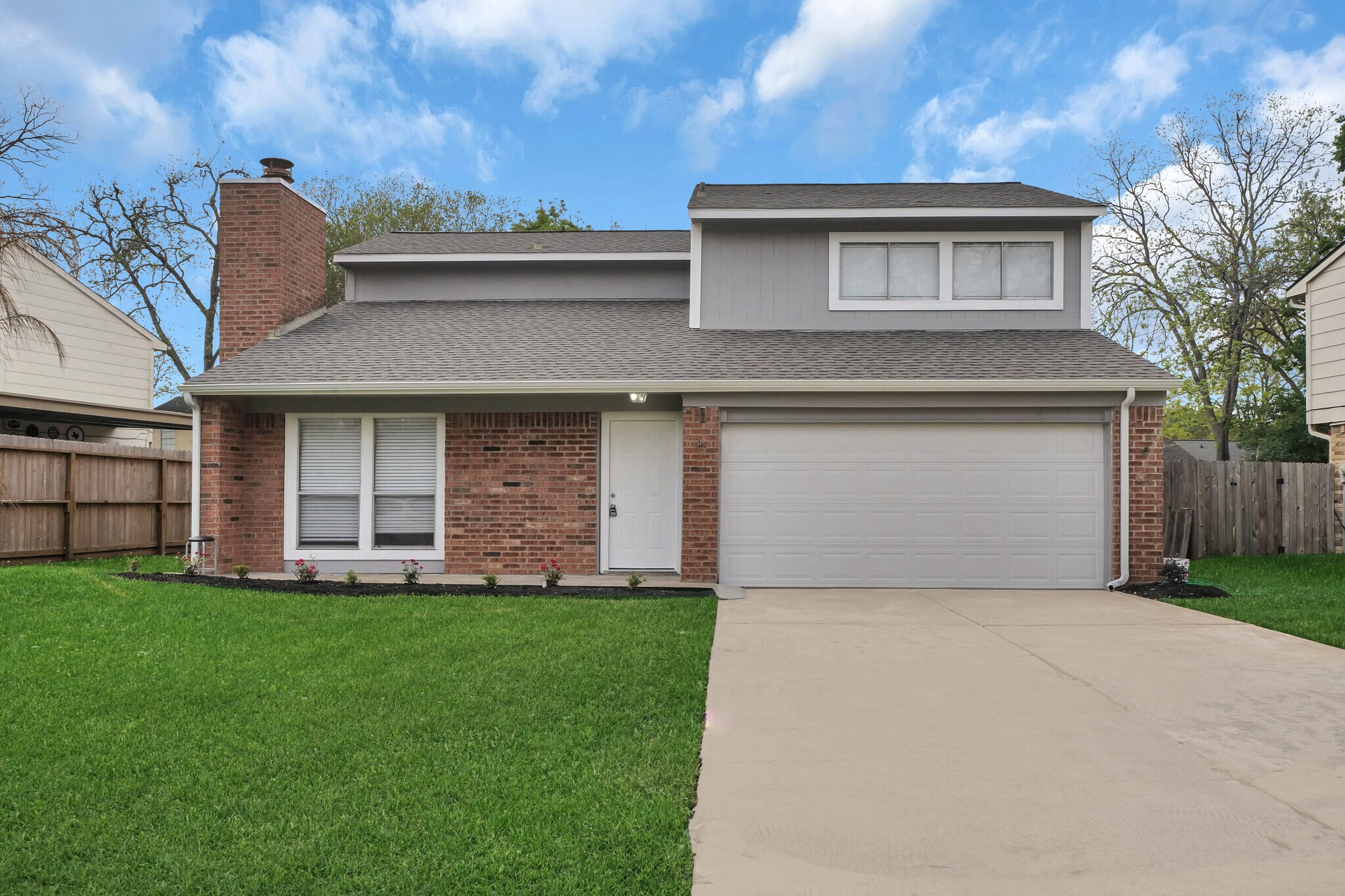 Front - 1211 Sand Stone Dr