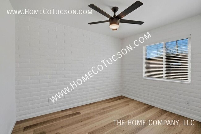 Building Photo - 7461 E Victoria Dr