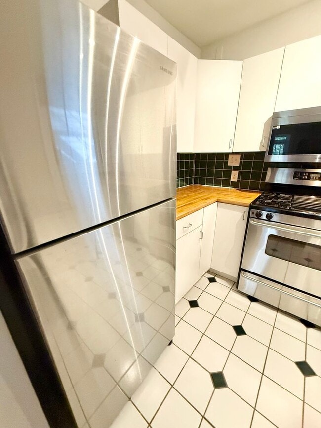 Building Photo - **BEST DEAL**Ghent -2 Bedroom condo 2nd Fl...
