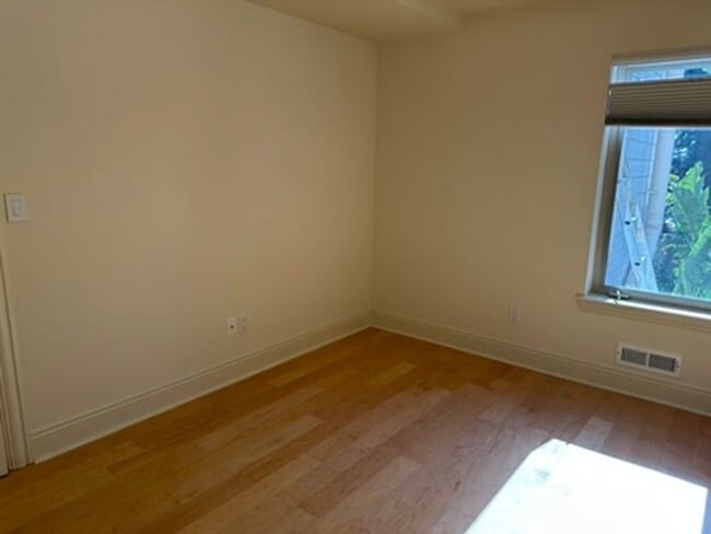 Building Photo - Epic REA- Serene 2 BR/1 BA Flat w/Private Deck & Yard in Lone Mountain