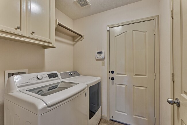 Building Photo - 13511 Summer Hill Dr