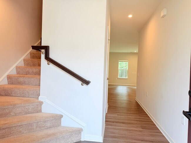 Building Photo - Like New Townhome!